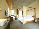 Courtyard Queen Room