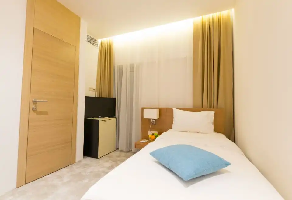 Single Room with courtyard view