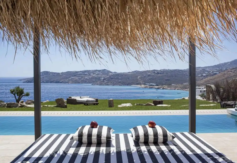 Elegant Suite with Outdoor Jacuzzi and Sea View and Sofa Bed