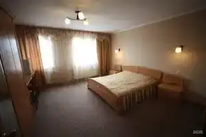 Gloriya Apartments, Gabin