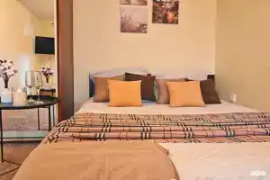 Tihaya 55 Apartments, Engels