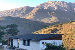 Dom s terrasoy v okruzhenii gor Cottage