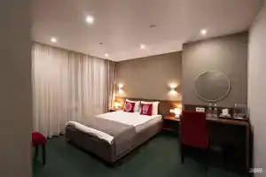 Na semi holmah Hotel, Kirov