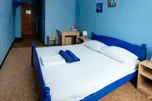 Hostel Dorozhny, Engels