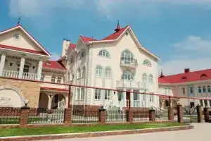 Familia Hotel, Kurumoch