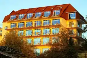 M-Otel, Adler