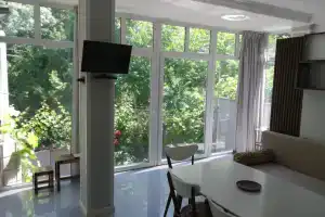 Dom Komfort (s terrasoy i zonoy otdyha na kryshe) Cottage, Koreiz