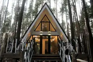 Dom v lesu na beregu ozera Cottage, Zarechnyy