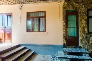 Irina Guesthouse, Candripsh