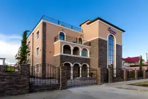 Hotel Soprano, Adler