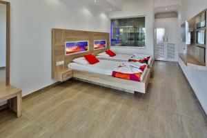 Hamarat Otel, Kas