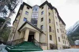 Elbrusplaza Hotel, Tegenekli