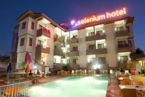 Selenium Hotel, Side