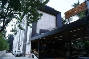 The Kings Park Grand-Near US Consulate Hotel