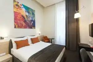 Hotel Grand Hedonist, Banstadt