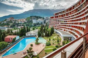 Фамилия ДеЛюкс, Hurzuf