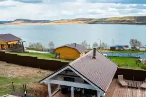 Rezidentsiya u ozera Cottage, Sartachul