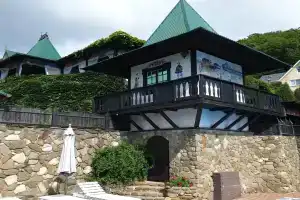 Shale Guest house, Karplyakho