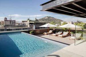 The Singular Santiago, Santiago