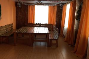 Tulkym Hotel, Debyosy