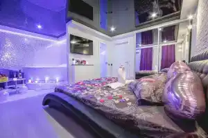 Aleks v Ryibatskom Hotel