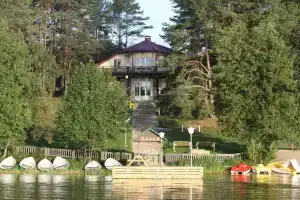 Lad'ya Hotel, Neprie