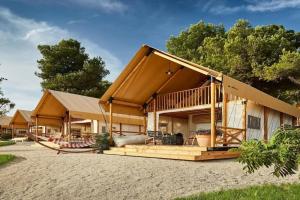 Arena One 99 Glamping, Pula