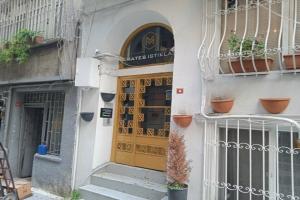Mates Istiklal, Istanbul