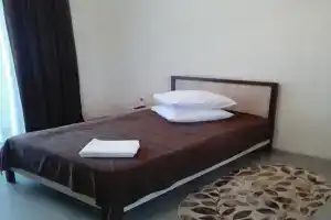 Yo-Moyo Hotel, Usman