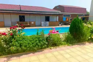 U Olega Hotel, Khmelevoy