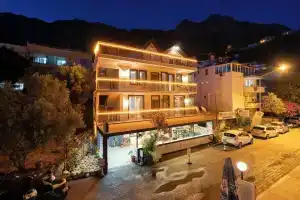 İsinda Pansiyon, Kas