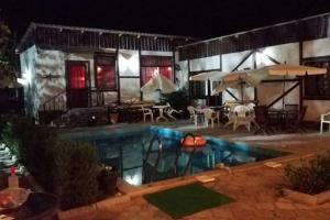 Evropa Hotel, Bosteri