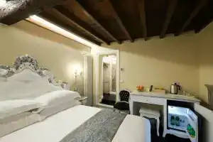 B&B Kingsman, Florence