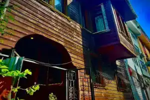 VENİ VİDİ DORMİ, Istanbul