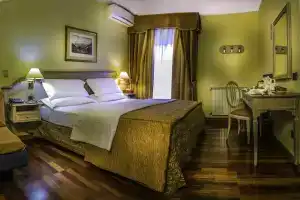 Hotel la Bussola, Novara