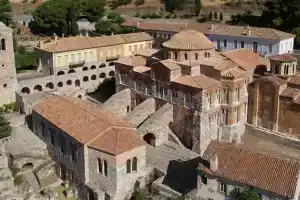 Hani Zemenou, Arachova
