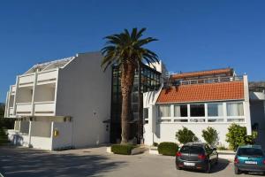 Hotel Ballet School, Kambelovac