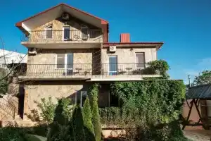 U Starogo Abrikosa, Sevastopol