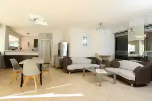 Summer Dream Hotel, Polykhrono