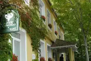 Hotel Arnold, Tata