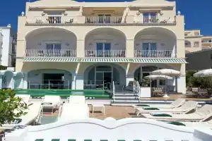 Sina Flora, Capri Village