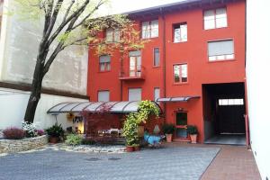 Il Girasole, Milan