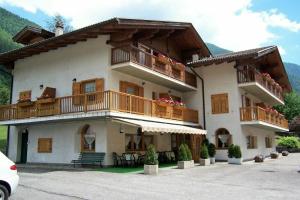 Alpen Hotel, Rabbi
