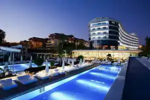 Q Premium Resort Hotel, Okurcalar