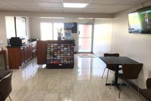 Super 8 by Wyndham Bradenton Sarasota Area, Bradenton