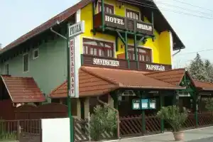 Hotel Napsugár és Gulyás Kunyhó Étterem, Balatonmariafurdo