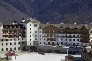 Riders Lodge Hotel, Estosadok