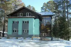 Yolochka Hotel, Patrony