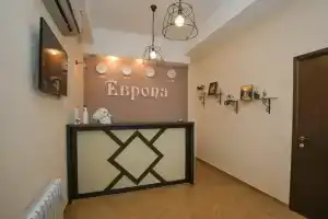 Europa Mini-hotel, Engels