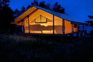 Zelyonyy ostrov Camping, Argazi